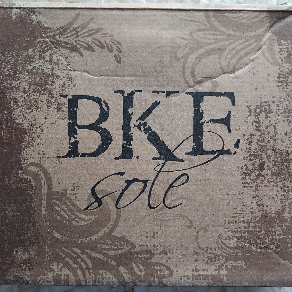 BKE size 8 women's shoes